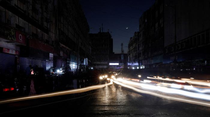 Double whammy for Karachiites as scorching heat, power outage add to woes