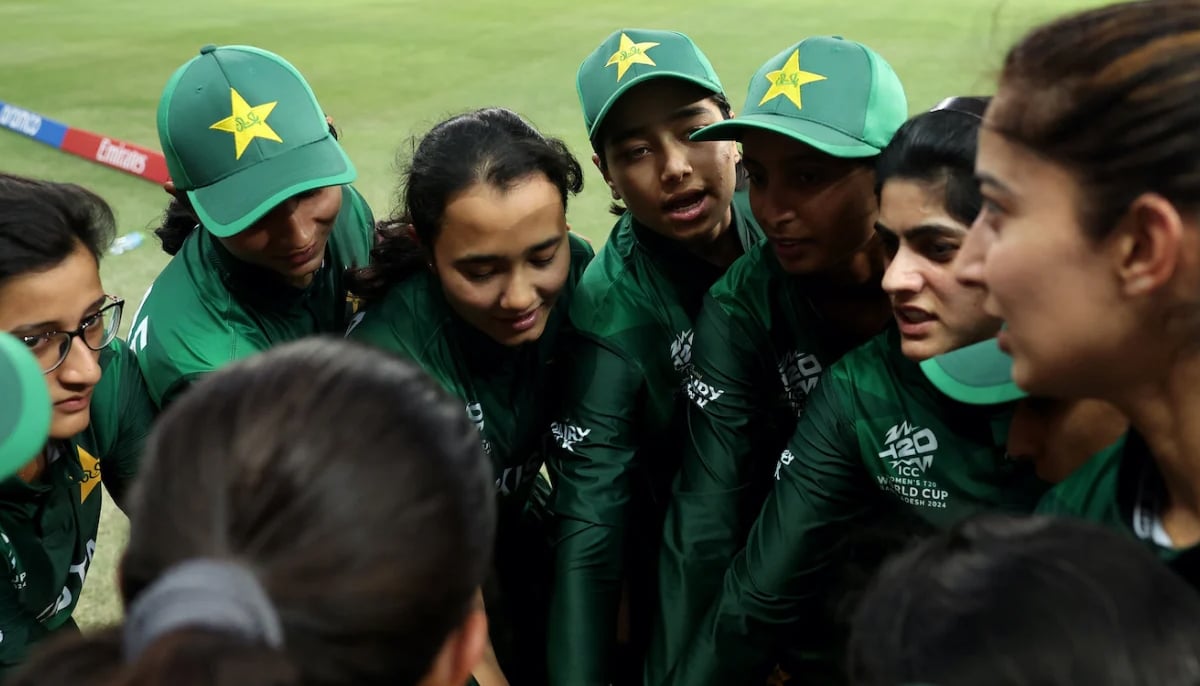 Fatima Sana addressing her team before the match against New Zealand during the T20 World Cup 2024 on October 16, 2024 at the Dubai International Stadium. — ICC