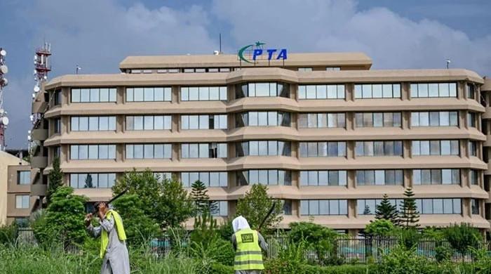 What creates hurdle in Pakistan's adoption of 5G?