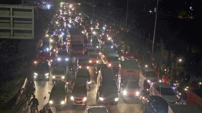 Sindh govt seeks ulema's help to end MWM sit-ins as traffic chaos chokes Karachi