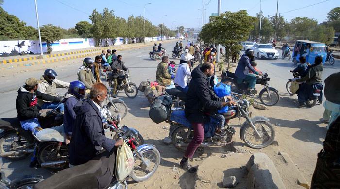 MWM Karachi sit-ins enter day 7, causing traffic chaos