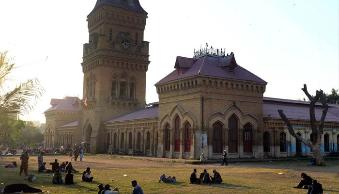 People warm themselves from scorching sun during winter season at Empress Market in Karachi on January 3, 2025. — PPI