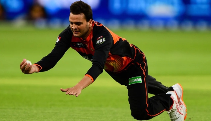 Usman Qadir takes a diving catch, Perth Scorchers v Sydney Sixers, BBL, Perth, January 13, 2019. — AFP