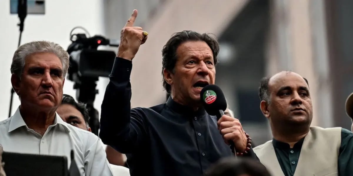 PTI leaders Shah Mahmood Qureshi (L) and Imran Khan. — AFP/File