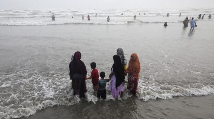 Karachiites endure up to 39°C on 3rd day of Eid as heatwave grips city