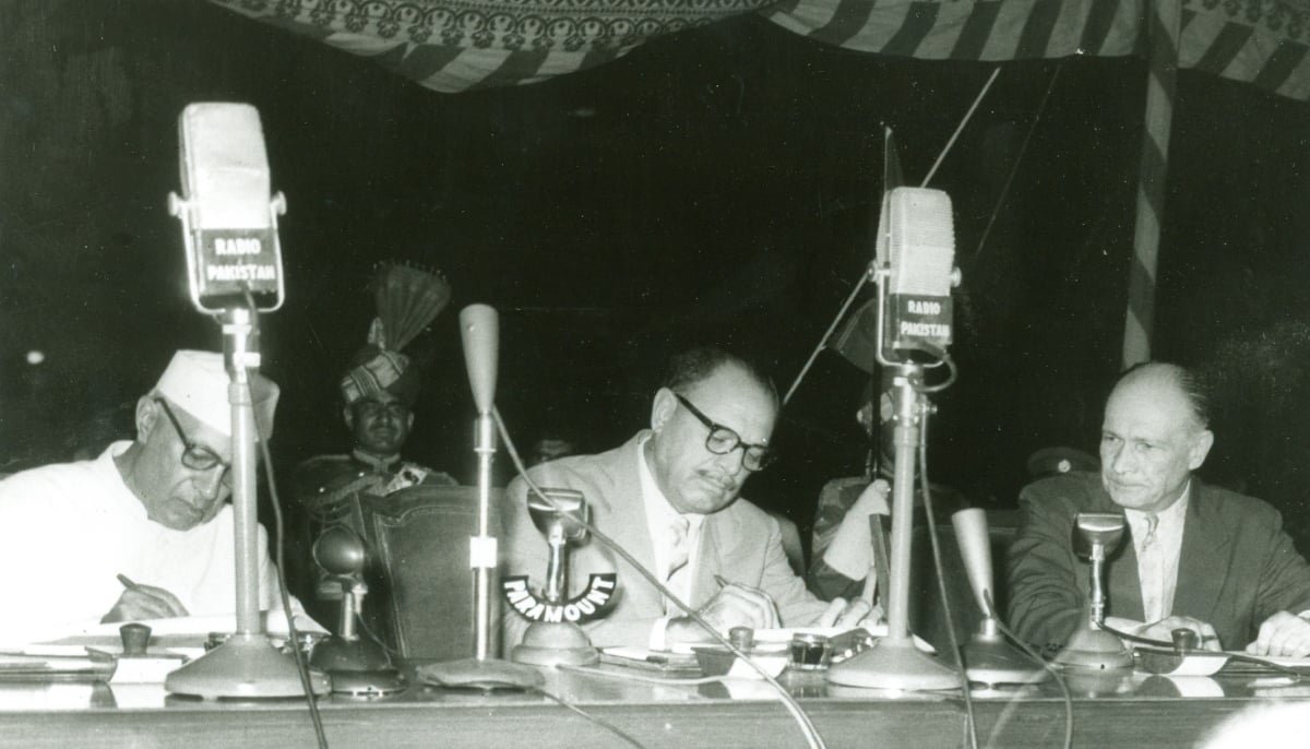 Former Indian prime minister Jawaharlal Nehru (left), former Pakistan president Mohammed Ayub Khan, and former World Bank vice president William Illiff are seen during the signing of the Indus Waters Treaty. —World Bank