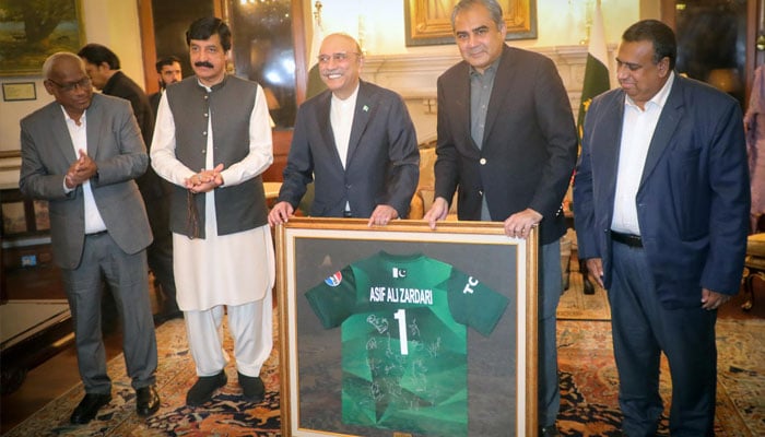 President Asif Ali Zardari (middle) is given souvenir by PCB Chairman/Interior Minister Mohsin Naqvi at a reception hosted for Pakistan and Bangladeshi players at Governor House, Lahore — PCB