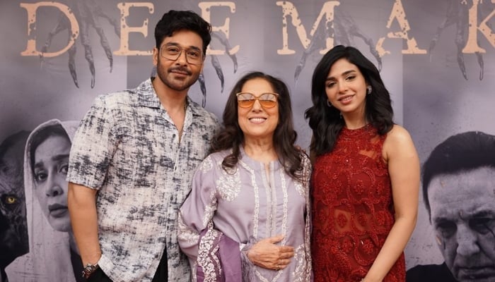 Deemak star cast Faysal Quraishi, Samina Peerzada and Sonya Hussyn pose for a phote at a promotional event. —Instagram