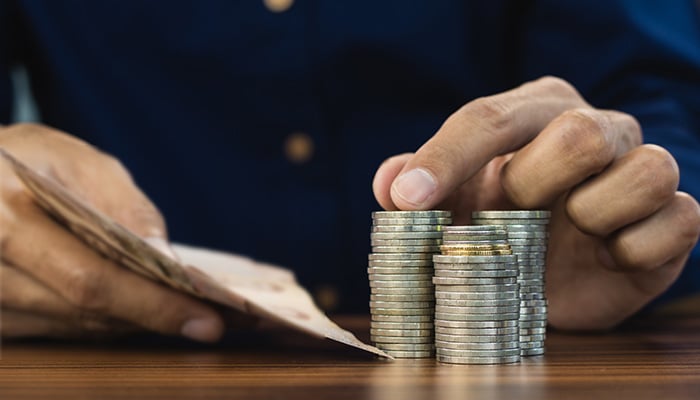 A representational image of a mans hands counting coins. — Vecteezy free images