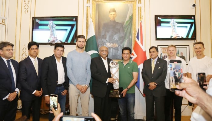 Former chairman PCB  Najam Sethi, high commissioner Dr Mohammad Faisal, Lahore Qalandars CEO Atif Rana, COO Sameen Rana, captain Shaheen Shah Afridi pose with PSL trophy along with Qalandars England players Sam Billings , Tom Curran at Pakistan High Commission. — PHC/@Pakistanin UK