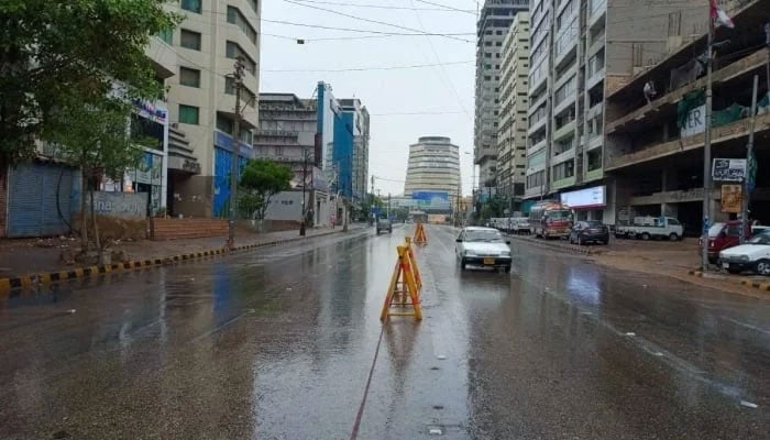 The picture shows II Chundrigar Road in Karachi during light rain on April 14, 2024. — Geo.tv