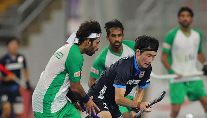 Pakistani hockey player covered Japanese player in the ground during FIH Nations Cup in Kuala Lumpur, June 16, 2025. — X/@HokitaMY
