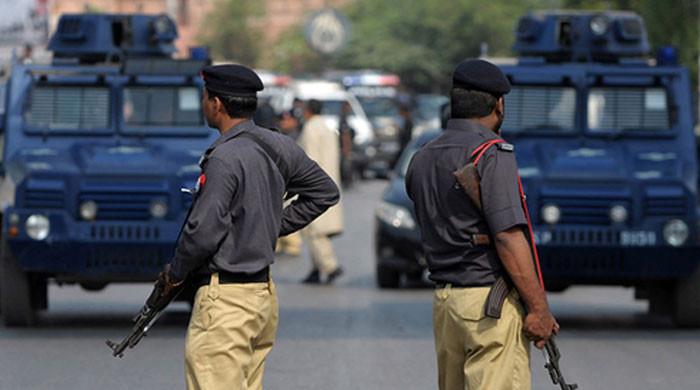 Sindh Police personnel given 10 days to quit consuming gutka