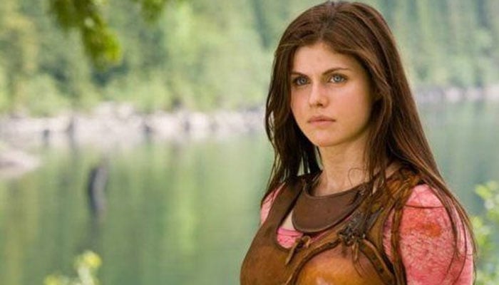 Alexandra Daddario flaunts fresh haircut for fun summer