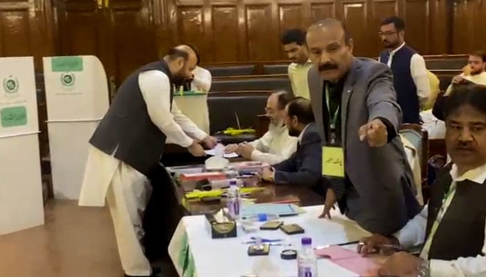 JUI-F MPA casts his vote in KP Assembly for Senate elections, July 21, 2025. — Screengrab via GeoNews
