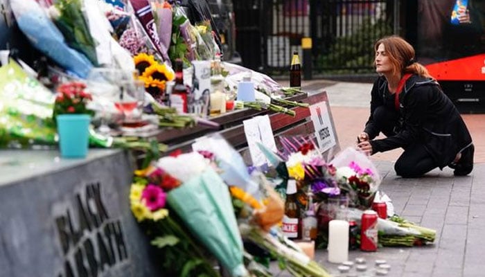 Thousands flock to Ozzy Osbournes funeral procession
