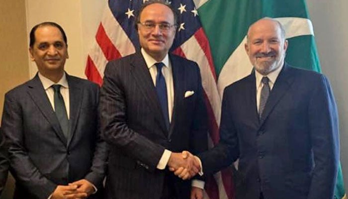 Finance Minister Muhammad Aurangzeb (centre) shakes hands with US Commerce Secretary Howard Lutnick in Washington, US on July 30, 2025. — X@PakinUSA