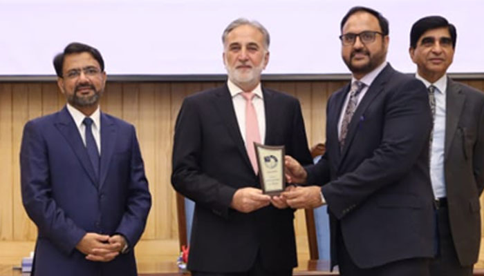 National Accountability Bureau (NAB) Chairman retired Lt-Gen Nazir Ahmed distributing shields to the B4U scam case team at cheque distribution ceremony of B4U scam at NAB headquarters on August 21, 2025. — NAB