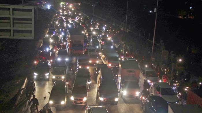 Protest over alleged police action brings Super Highway traffic to standstill in Karachi