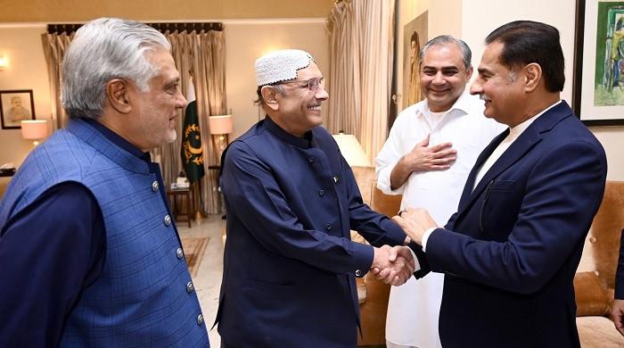 Dar-led diplomacy cools tempers after PML-N, PPP agree to truce after weeks of sniping