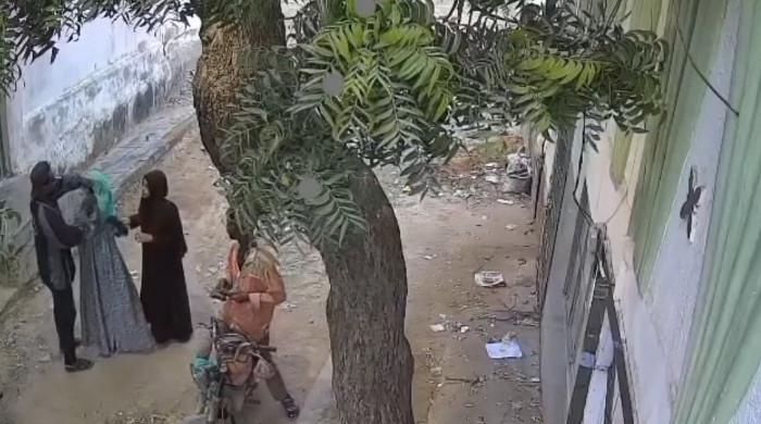 Robbers on motorcycle loot women in Karachi's Orangi