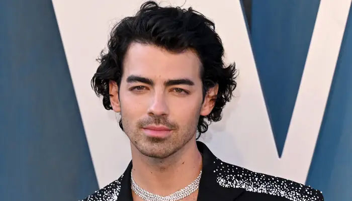 Joe Jonas refutes claims of snorting drug during live show