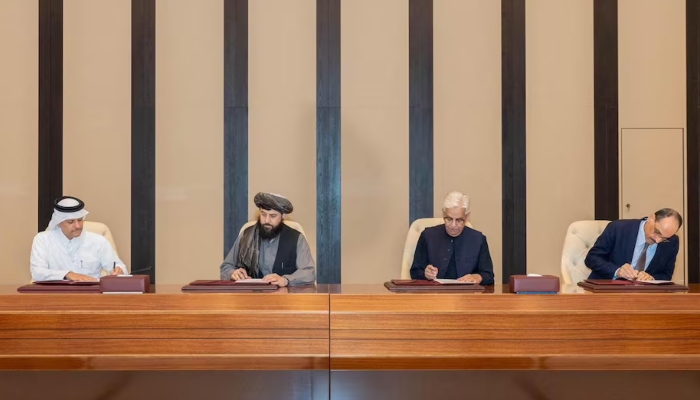 Afghan Defence Minister, Mullah Mohammad Yaqoob Mujahid and Pakistans Defence Minister, Khawaja Asif sign documents of a ceasefire agreement, during a negotiations meeting mediated by Qatar and Turkiye, in Doha, Qatar, October 19, 2025. — Reuters