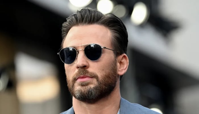 Photo: New father Chris Evans prioritizes family over fame as he branded mothers birthday unmissable