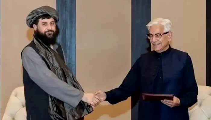 Defence Minister Khawaja Muhammad Asif (right) shakes hands with Afghan Defence Minister Mullah Mohammad Yaqoob Mujahid, following the signing of a ceasefire agreement in Doha on October 19, 2025. — Reuters