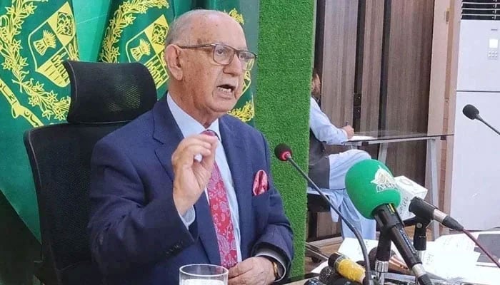Senator Irfan Siddiqui is addressing a press conference on September 25, 2024. — APP
