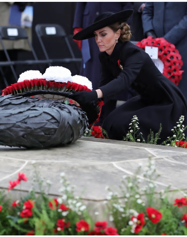 Kate Middleton stuns in black outfit as she pays homage to fallen heroes
