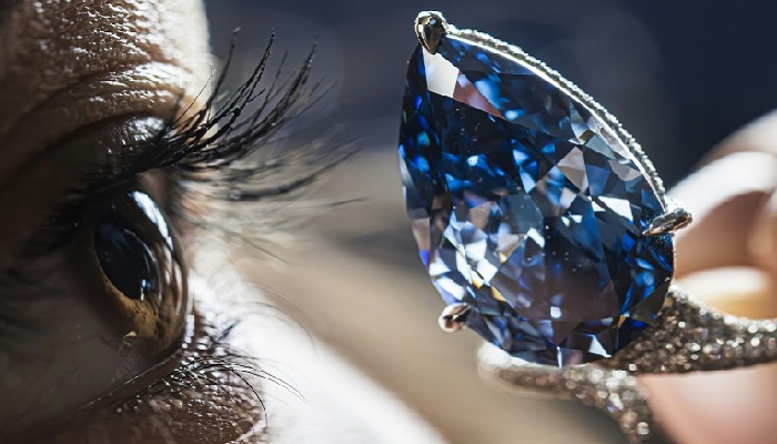 A Christie’s employee displays the “Mellon Blue” in Geneva on November 7, 2025. — AFP