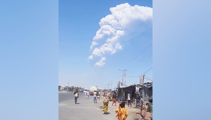 People watch ash billow from an eruption of the long-dormant Hayli Gubbi Volcano in Ethiopia’s Afar region, Sunday, November 23, 2025. — Screengrab via video/X/@DisasterAlert2