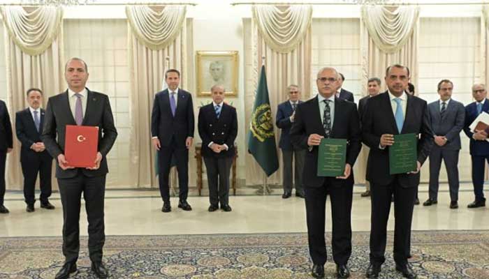 Prime Minister Shehbaz Sharif and Turkiyes Alparslan Bayraktar, Minister of Energy and Natural Resources witness exchange of MoUs/agreements between Turkiye and Pakistan in the field of Petroleum on December 2, 2025 in Islamabad. — APP