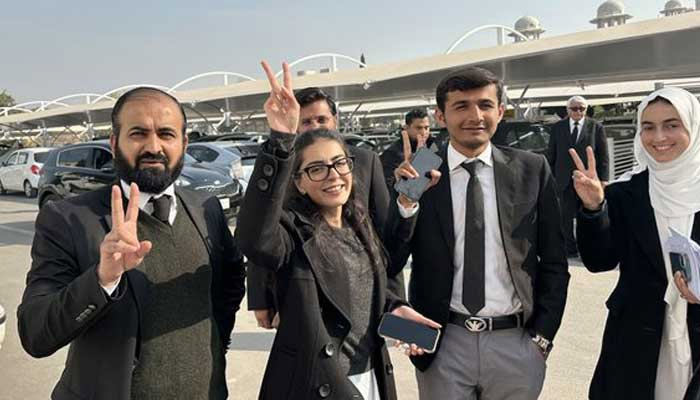 Lawyer Imaan Mazari (centre) pictured alongside her husband Advocate Hadi Ali Chattha (left) outside a court. — X@AsadAToor/File