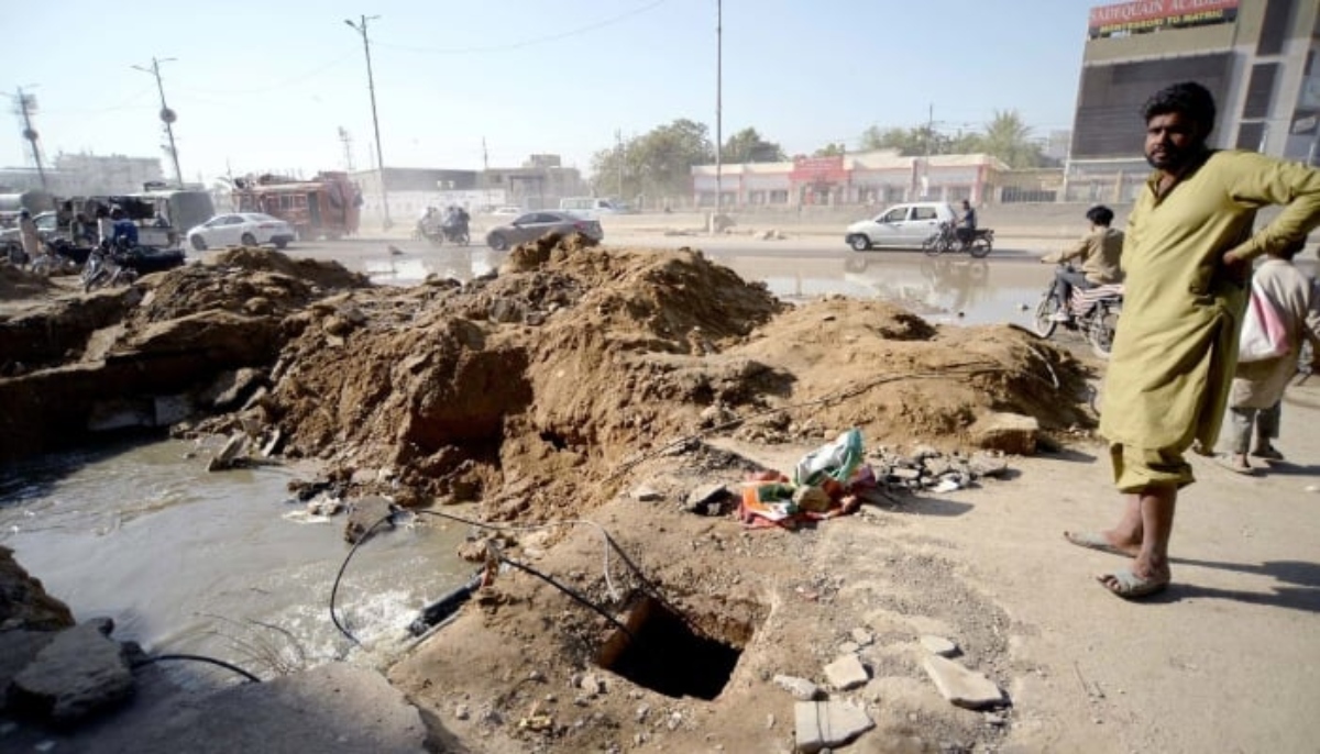 A view of the site where a three-year-old boy fell into an open manhole in Gulshan-e-Iqbal, Karachi. — PPI/File