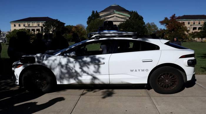 Are robotaxis like Waymo reliable in crises like San Francisco power outage? 