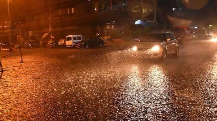 Season's first winter rain drenches Karachi, bringing sharp dip in temperatures