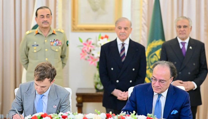 Finance Minister Muhammad Aurangzeb (right) and Zach Witkoff sign MoU on January 14, 2026 to explore innovation in digital finance. — X/@PakistanVARA