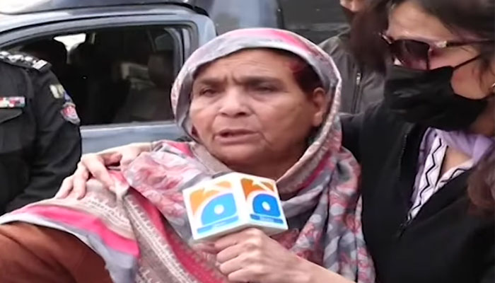 A woman who is searching her missing son after fire at Karachi’s Gul Plaza shopping mall speaking to Geo News on January 18, 2025. — Geo News