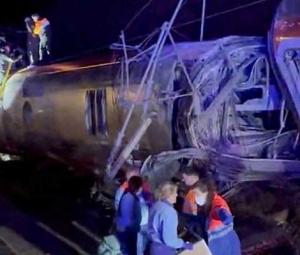 Two high-speed trains derail in Spain, 21 people killed