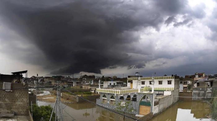 Rainfall, strong cold spell expected in Karachi from today