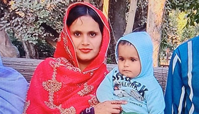 A picture of deceased mother, Sadia with her 10-month-old daughter Rida Fatima (late). — Geo News