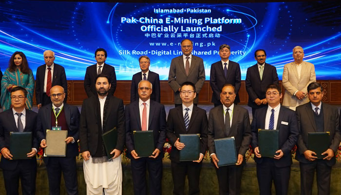 Federal Minister for Planning, Development, Reforms and Special Initiatives Ahsan Iqbal and others pose for a group photo at the launch of  Pak-China E-Mining Platform at China-Pakistan Mineral Cooperation Forum on January 28, 2026. — X@PlanComPakistan