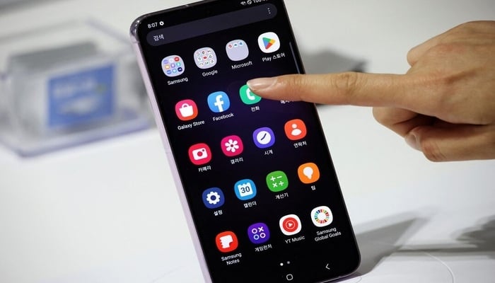 Next-gen smartphones to set new display size standards, leaving small screens behind