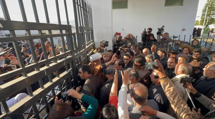 Islamabad Red Zone sealed as opposition stages sit-in outside parliament over Imran's health concerns