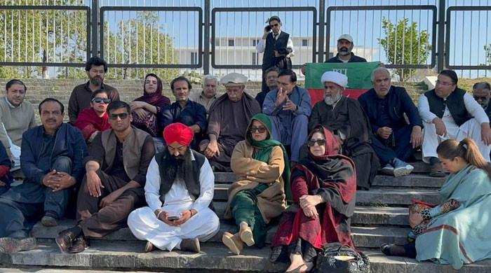 Opposition sit-in enters third day despite govt's decision to shift Imran Khan to hospital 