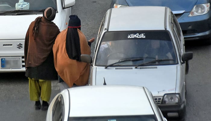 Beggars seek alms from motorists at 9th Avenue in Islamabad, on January 14, 2025. — APP