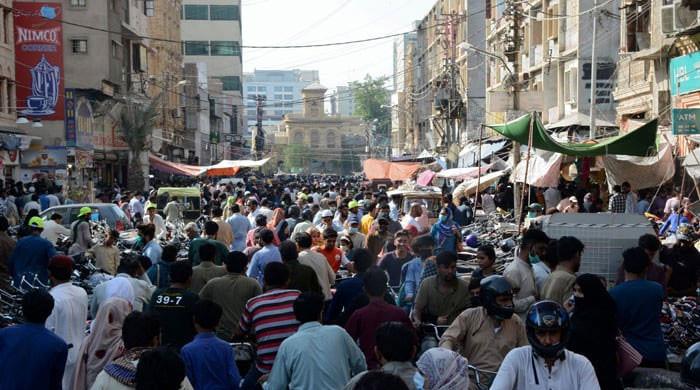 How many Pakistanis are registered with Nadra?