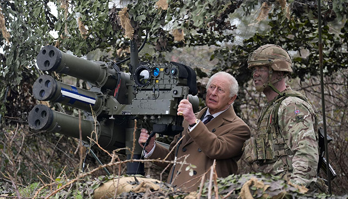 King Charles takes a close look at Army’s lightweight multiple launcher